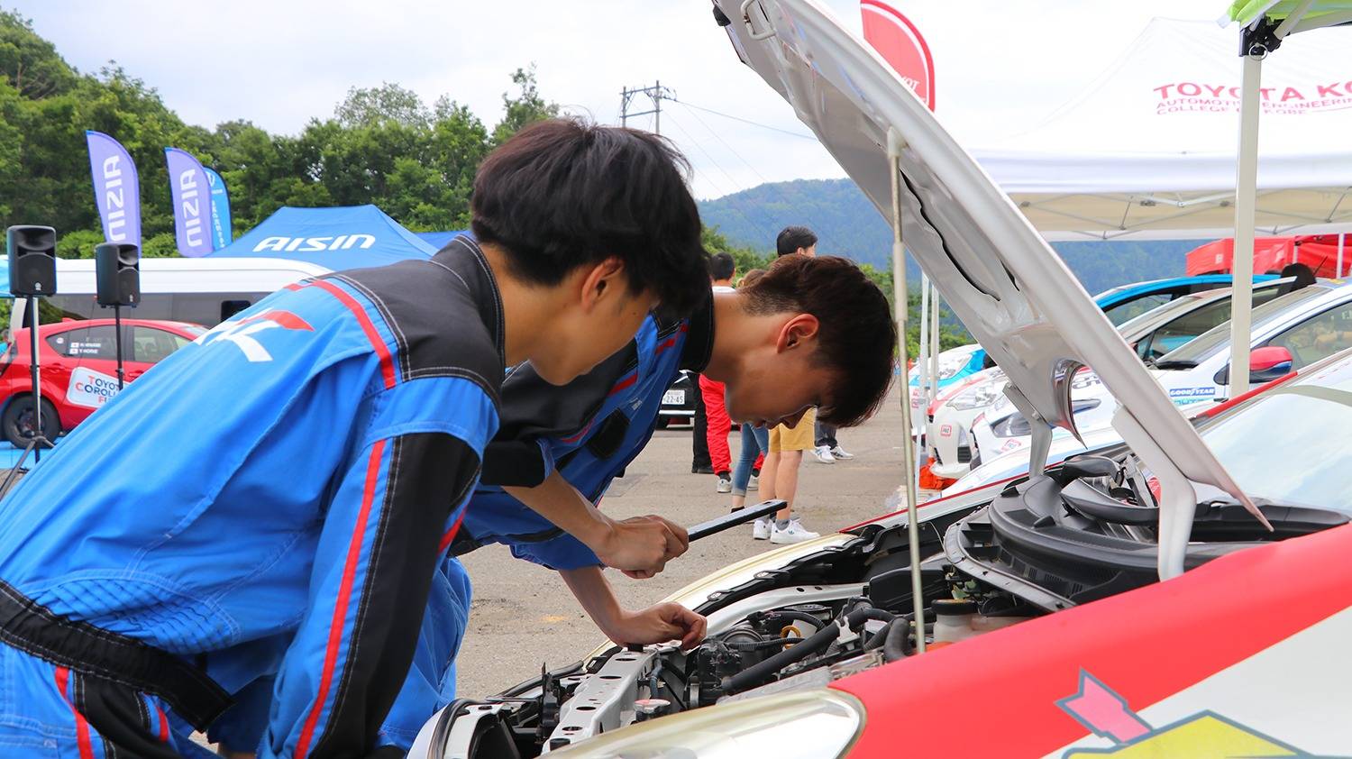 トヨタガズーレーシング　勝山ラリー　福井　トヨタ販売店　ラリちゃれ　ネッツトヨタ福井　整備