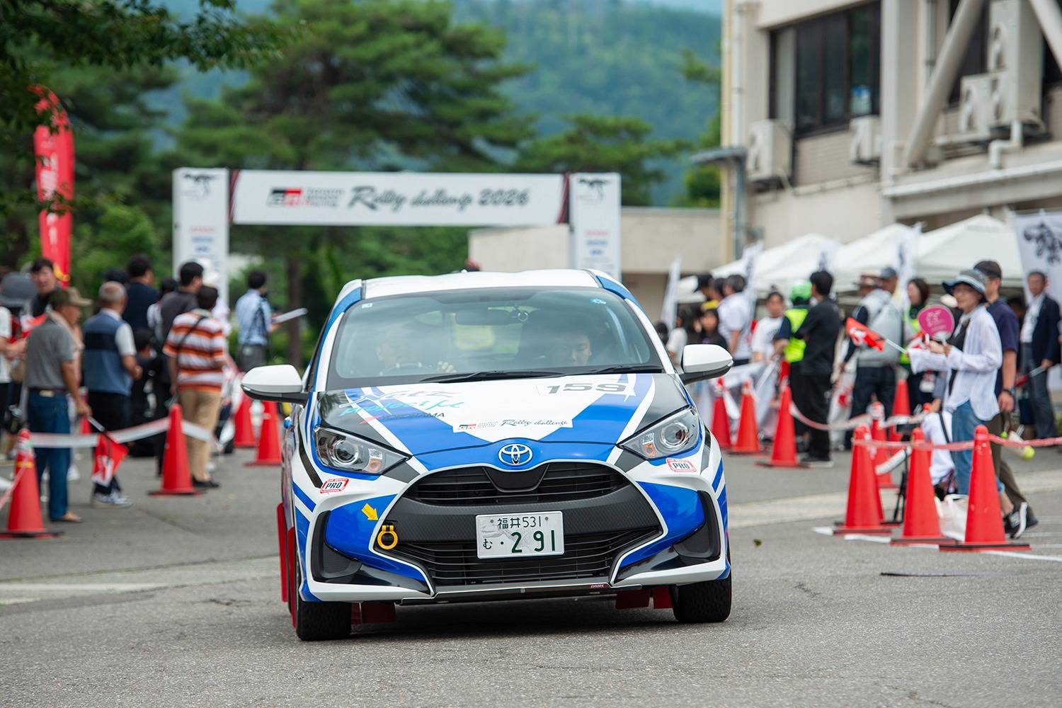 トヨタガズーレーシング　勝山ラリー　福井　トヨタ販売店　ラリちゃれ　ネッツトヨタ福井　セレモニアルスタート　勝山市役所　ヤリス